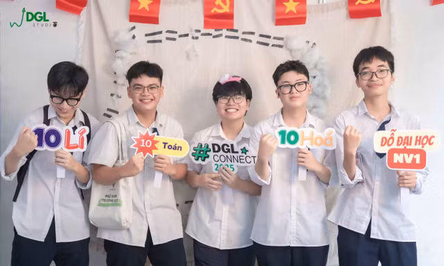 Bạn trẻ thích thú trải nghiệm chụp ảnh kỷ yếu tại Ngày hội tuyển sinh Khối ngành Khoa học và Công nghệ