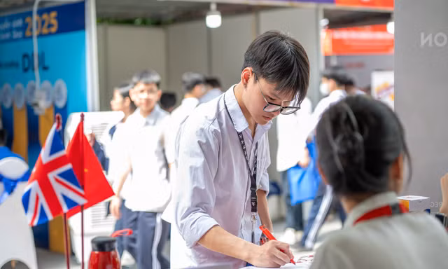 Học bổng khuyến khích nữ sinh theo đuổi Khoa học Công nghệ từ Trường Đại học Anh quốc Việt Nam