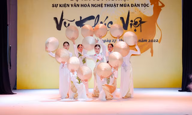 Say đắm các điệu múa truyền thống dân tộc cùng 'Vũ Khúc Việt'