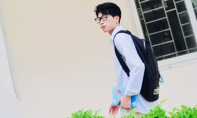 Nam sinh trường Cao đẳng Dược Trung ương Hải Dương chạy xe 50 cây số để giao một đơn hàng 