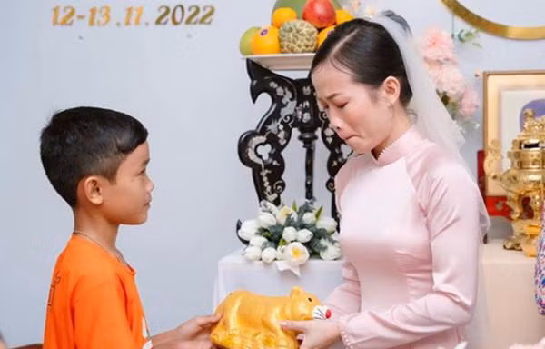 Cô dâu rưng rưng nước mắt khi em trai tặng heo tiết kiệm và có quyết định bất ngờ