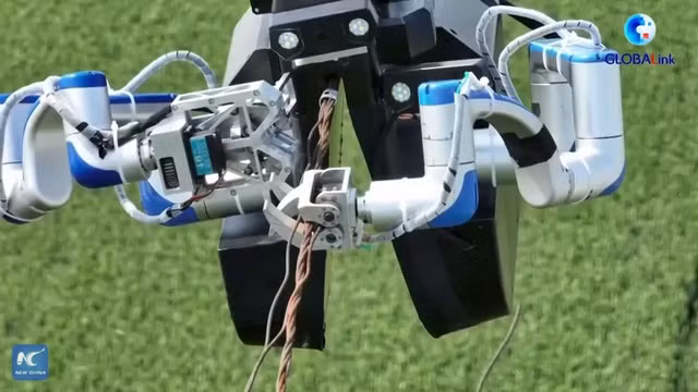 Xem robot leo dây sửa đường điện cao thế ở Trung Quốc