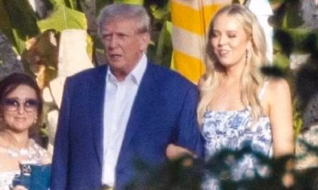 Donald Trump dắt tay con gái út vào lễ đường