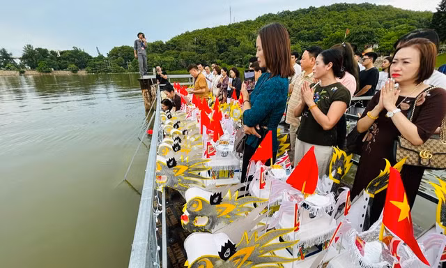 Lễ thả tàu ở Di tích lịch sử Đường Hồ Chí Minh trên biển