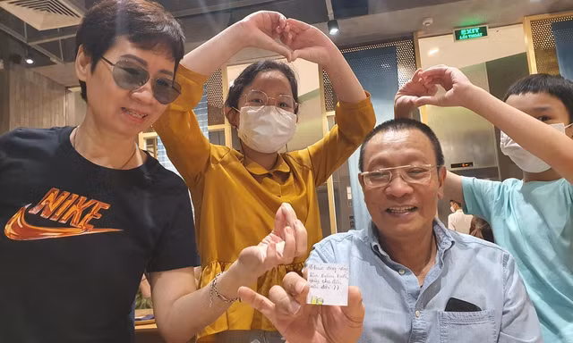 MC Lại Văn Sâm mừng sinh nhật tuổi 65, bà xã hiếm hoi lộ diện