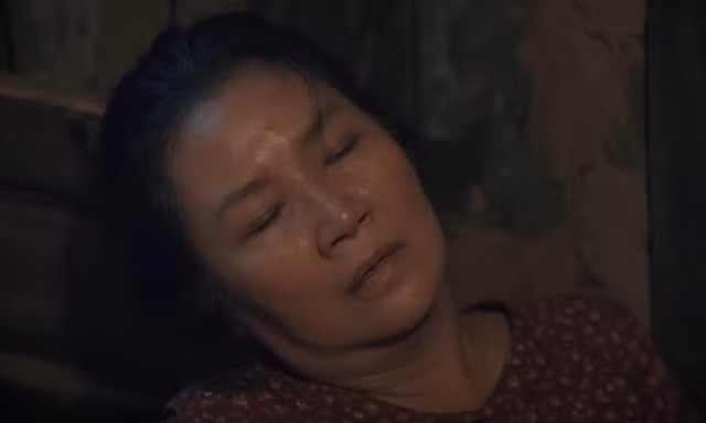 'Mẹ rơm' tập 5: Khoản (Cao Minh Đạt) đẩy ngã mẹ bất tỉnh