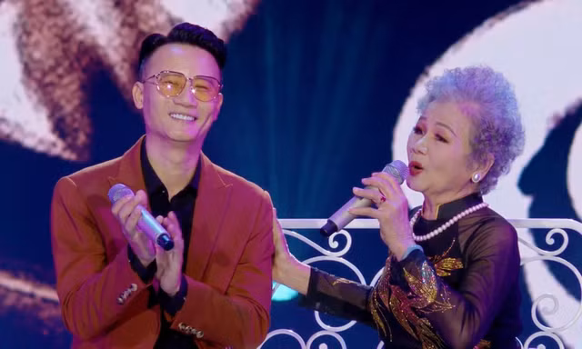 Mẹ con ca sĩ Hoàng Bách lần đầu diễn trực tiếp nhạc phim 'Thương ngày nắng về'