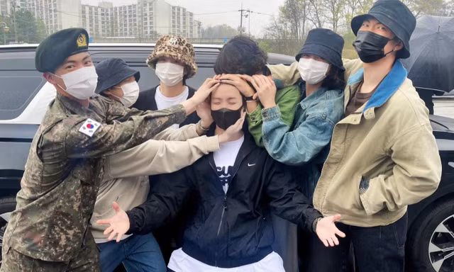 BTS tiễn j-hope nhập ngũ