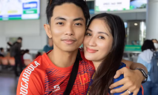 Phan Hiển ôm hôn Khánh Thi từ SEA Games 32 trở về