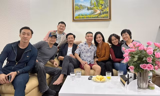 MC Thảo Vân cùng dàn sao 'Hương vị tình thân' thăm NSND Công Lý