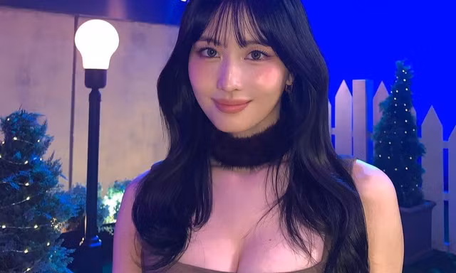 Trang phục hở của thành viên TWICE gây chú ý