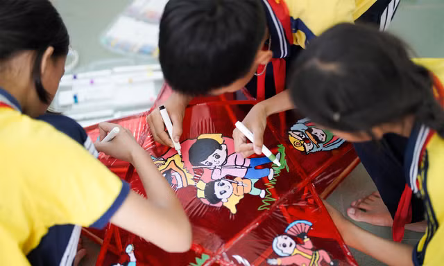 VIDEO: Xem 'nghệ nhân' nhí múa bút vẽ tranh làm lồng đèn trung thu