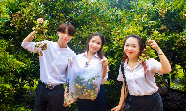 Sinh viên Lào, Campuchia trải nghiệm một ngày làm nông dân Việt