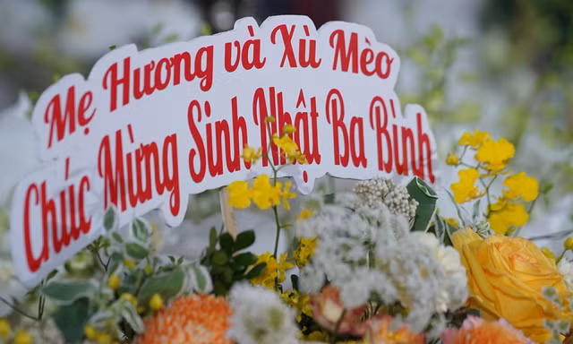 Xót xa vòng hoa mừng sinh nhật bên linh cữu Phó Chủ tịch Thường trực Lê Hoà Bình