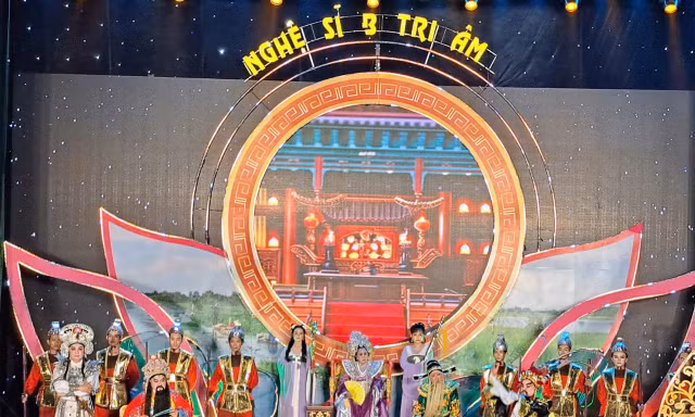 Hai đại bang Minh Tơ, Huỳnh Long cùng diễn trong một tiết mục 