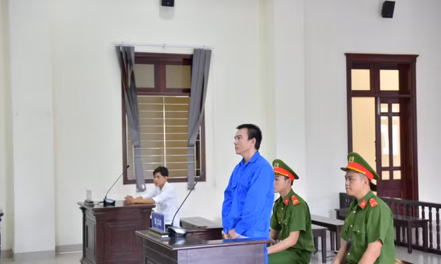 Bị phạt 8 năm tù vì đâm người yêu bạn gái cũ
