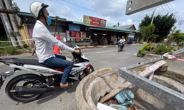 Đường vào di tích lò gạch Võ Công Tồn bị rào chắn 