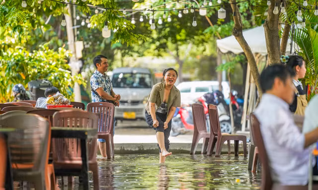 Độc lạ quán ăn ở TPHCM khách phải xắn quần, cởi giày dép để... lội nước 