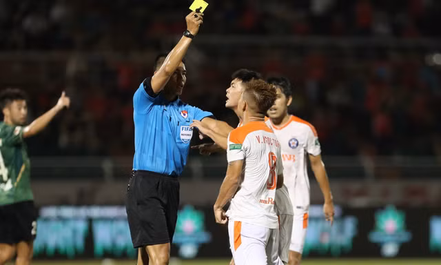 HLV Phan Thanh Hùng phàn nàn chất lượng trọng tài