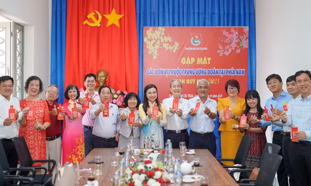 Bí thư T.Ư Đoàn chúc Tết cán bộ nhân viên các cơ quan Trung ương Đoàn phía Nam