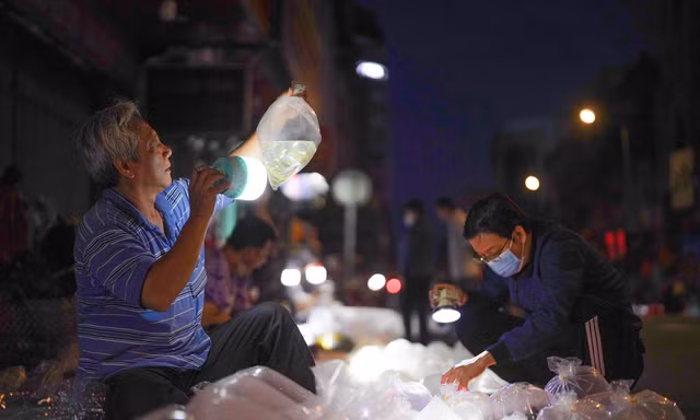 Người dân soi đèn mua gì ở 'chợ âm phủ' lâu đời nhất nhì TPHCM ?