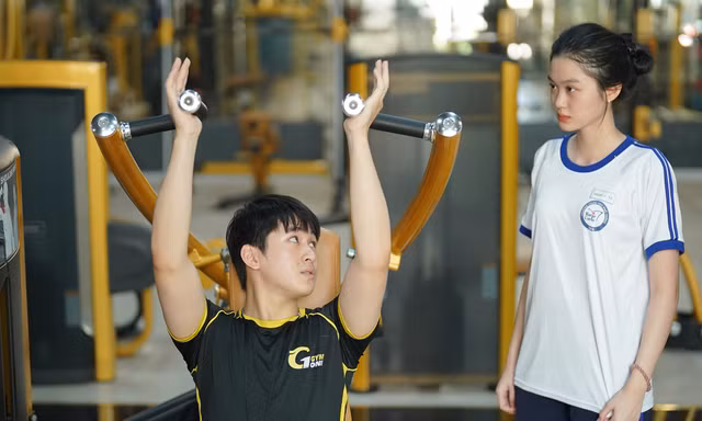 Học sinh thích thú khi được tập GYM miễn phí trong giờ giáo dục thể chất