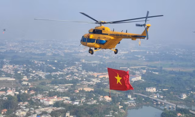 Trực thăng tập luyện kéo cờ Tổ quốc, cờ Đảng chào mừng 50 năm ngày thống nhất