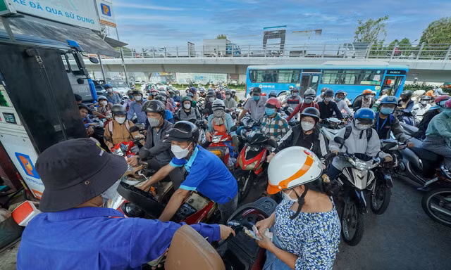 Khóc - cười mua xăng: Nơi vỡ òa được đổ đầy bình, chỗ đội nắng mòn mỏi chờ đợi