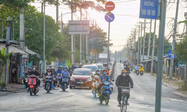 Hình ảnh khác biệt giữa 2 làn xe khi người dân quay lại TPHCM