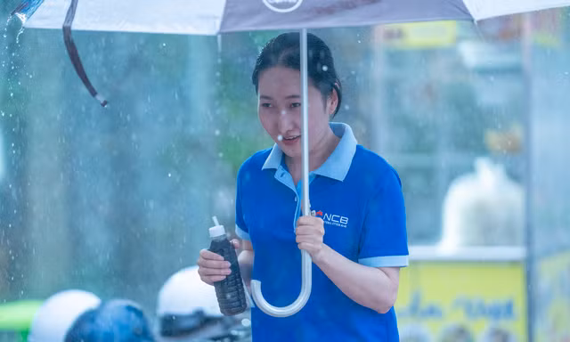 Mưa lớn bất chợt giờ tan tầm, người dân Long An vất vả về nhà
