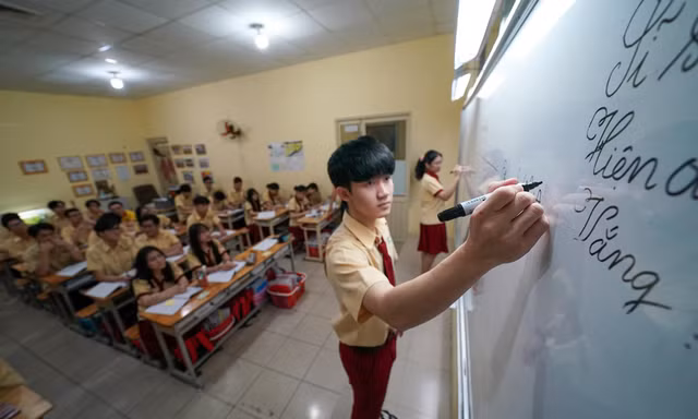 Ôn thi tốt nghiệp THPT, sĩ tử 'bế quan' học 12 tiếng mỗi ngày