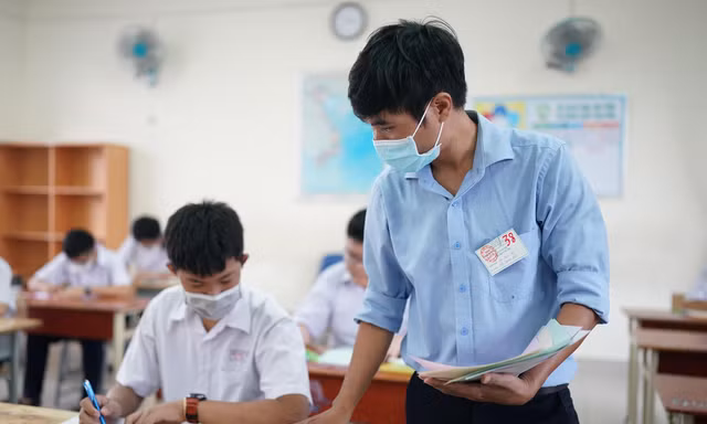 Tuyển sinh vào lớp 10: Hình ảnh các thí sinh TPHCM thi môn cuối cùng