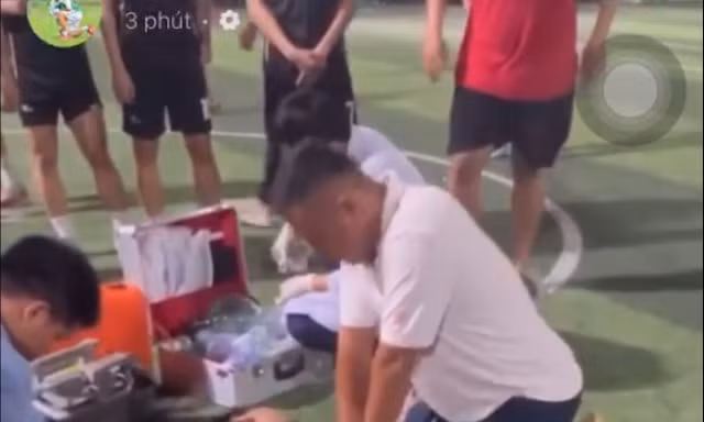 Clip: Cựu cầu thủ futsal TPHCM tử vong khi đang thi đấu trên sân
