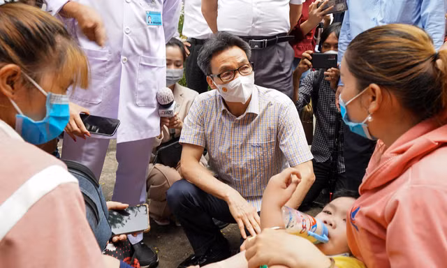 Phó Thủ tướng Vũ Đức Đam: 'Để dịch sốt xuất huyết bùng phát là có lỗi lớn với dân'