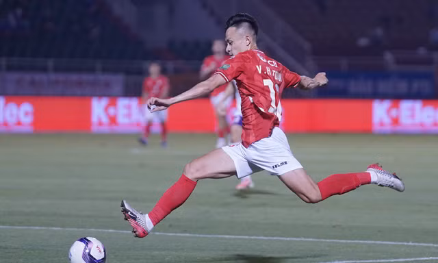 Võ Huy Toàn ghi bàn đẹp mắt giúp TPHCM tránh khỏi thất bại trước Becamex Bình Dương