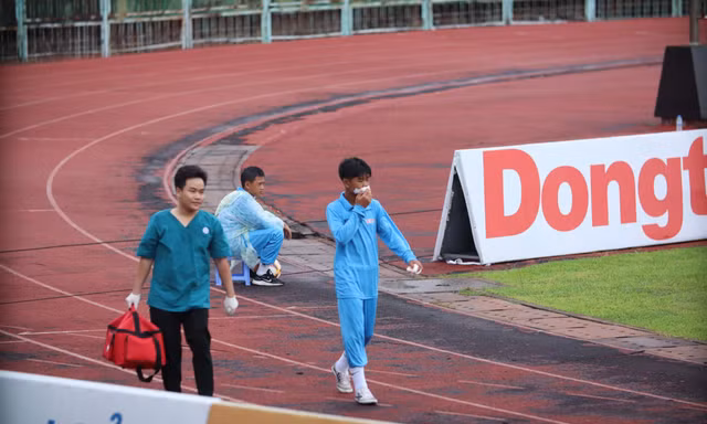 Cậu bé nhặt bóng chấn thương vì bảng quảng cáo đè trúng mặt