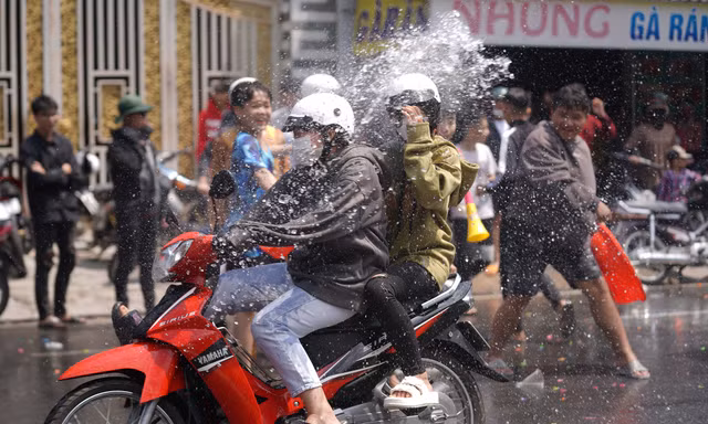 Ngăn chặn biến tướng ở lễ hội tạt nước tại Long An
