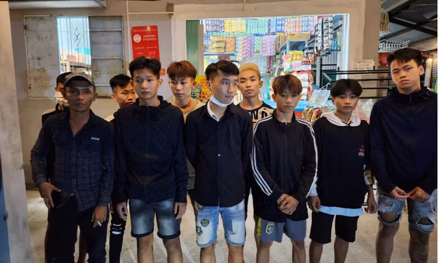 Nhóm thanh niên ở Long An mang mã tấu, 'bom xăng' đi giải quyết mâu thuẫn 