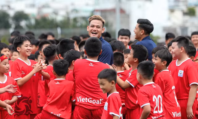 Tuyển thủ Việt Nam 'gục ngã' trước đội bóng có... 2000 cầu thủ nhí