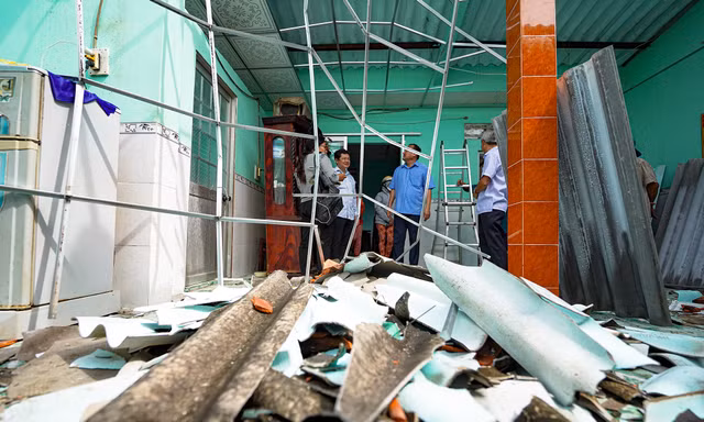 Người dân Long An trải qua một đêm kinh hoàng vì lốc xoáy