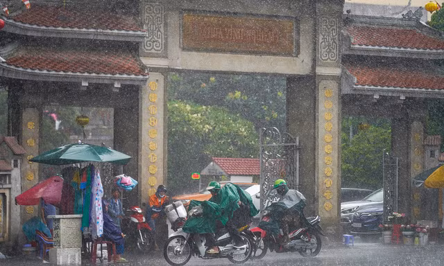 Mưa trắng trời ở TPHCM, nhiều người không kịp trở tay