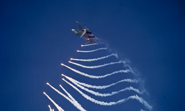 Xem tiêm kích Su-30MK2, Yak-130, trực thăng Mi trình diễn trong đại lễ 30/4