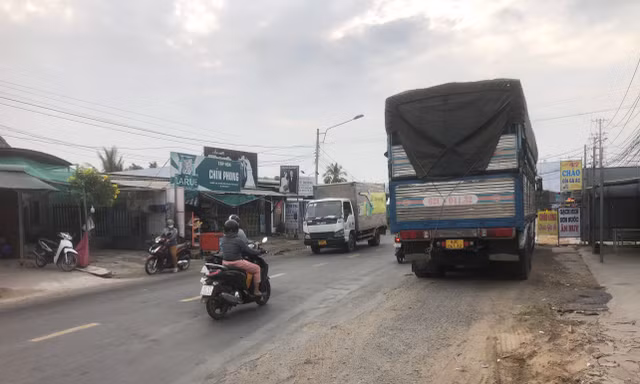 Ô tô tải nối đuôi dài cả cây số, tai nạn rình rập trên Quốc lộ 62