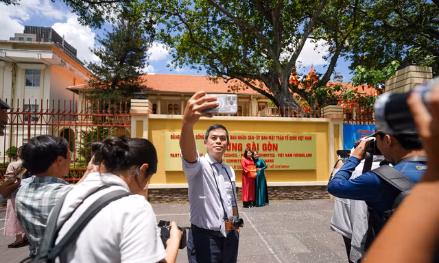 Người dân thích thú check-in phường Sài Gòn, trải nghiệm chính quyền 2 cấp