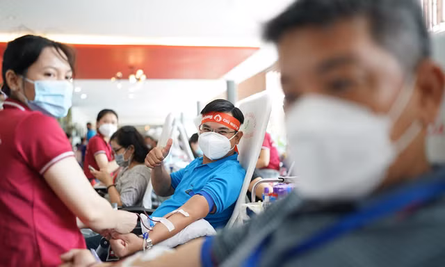Những hình ảnh ấm áp trong ngày hội Chủ nhật Đỏ tại TPHCM: Có người từng hiến máu gần 80 lần