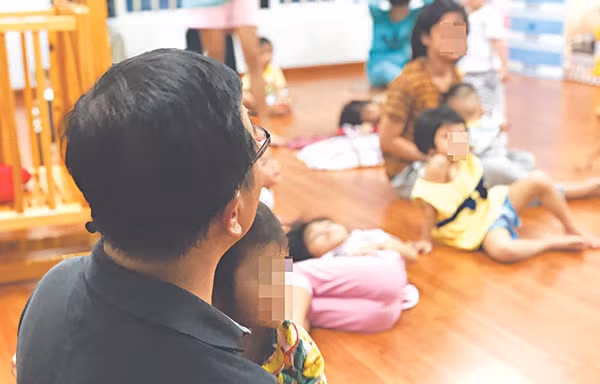 Hiện nay, tất cả người nhiễm HIV đều được hỗ trợ mua thẻ BHYT, trong đó có trẻ em từ 6 đến 16 tuổi. Ảnh minh họa
