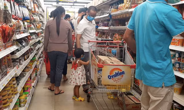 Trong một siêu thị ở Yangon. (Ảnh: EPA)