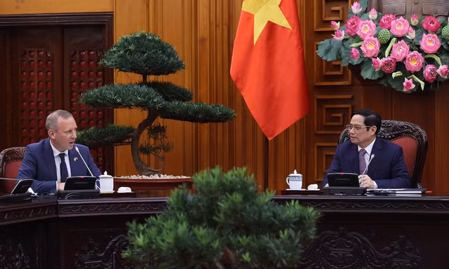 Thủ tướng Phạm Minh Chính tiếp Đại sứ Anh Gareth Ward. (Ảnh: Mofa)