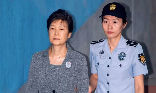 Bà Park Geun-hye (trái) đang phải thụ án tù. (Ảnh: CNN)
