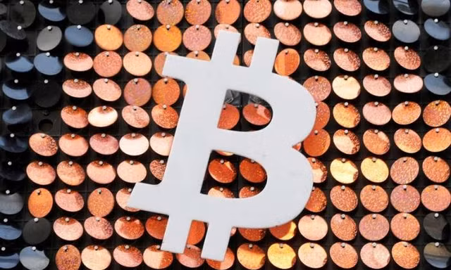 Giá Bitcoin đã giảm 1/4 từ khi tỷ phú Elon Musk tuyên bố dừng chấp nhận đồng tiền này làm phương tiện thanh toán. (Ảnh: Reuters)